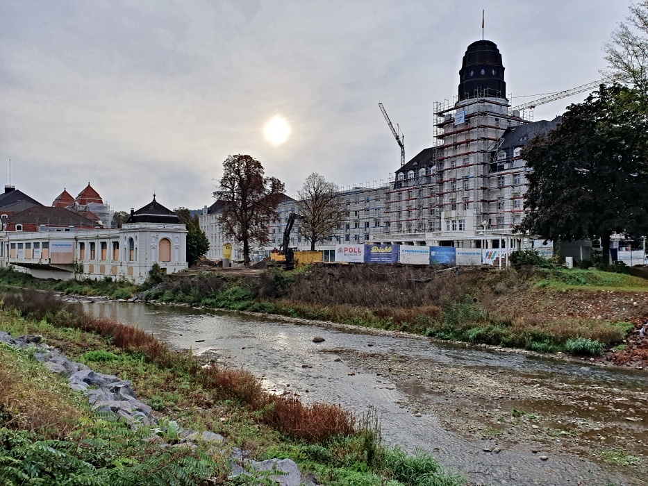 左は療養施設、右は高級ホテル・シュタイゲンベルガー。未だに工事現場で業務再開の目処は立っていない。