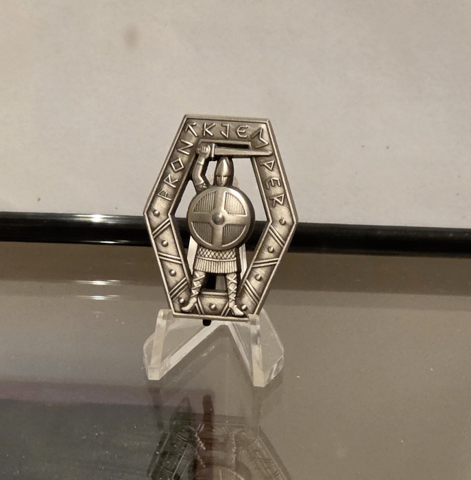 ヴァイキング戦士が盾と剣を持って立っており「北欧の戦士精神」を象徴。ノルウェー義勇兵 に授与された記章。