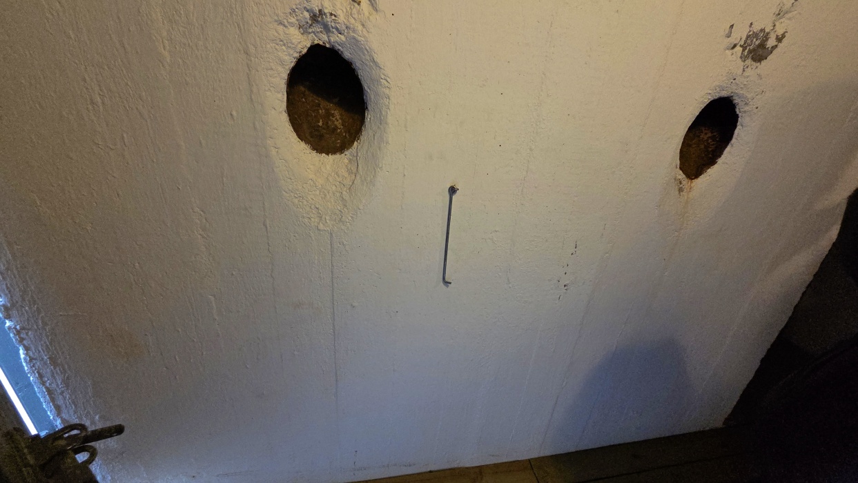 煙突から投げ込まれた手榴弾は部屋の外に転がり出るように設計されている。