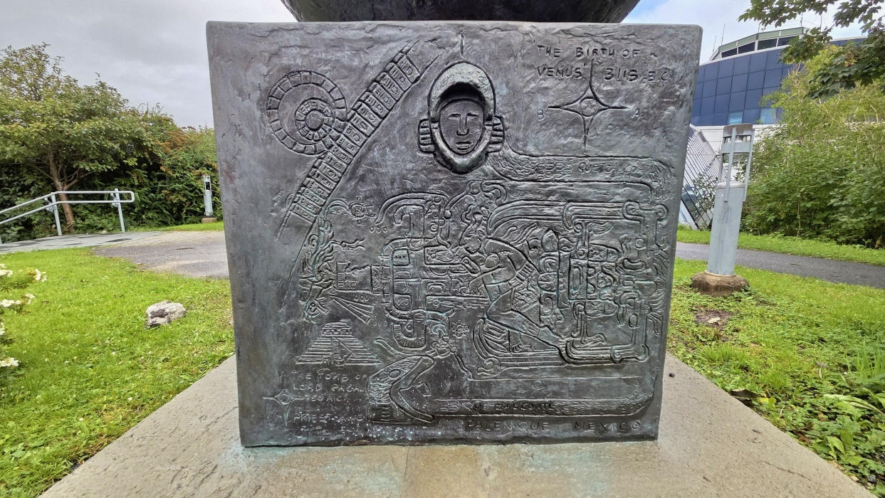 古代マヤ文明のパレンケにある碑文の神殿に描かれた「パカル王の石棺の蓋」、宇宙の木の下で死後の世界へと降下していくパカル王の姿。