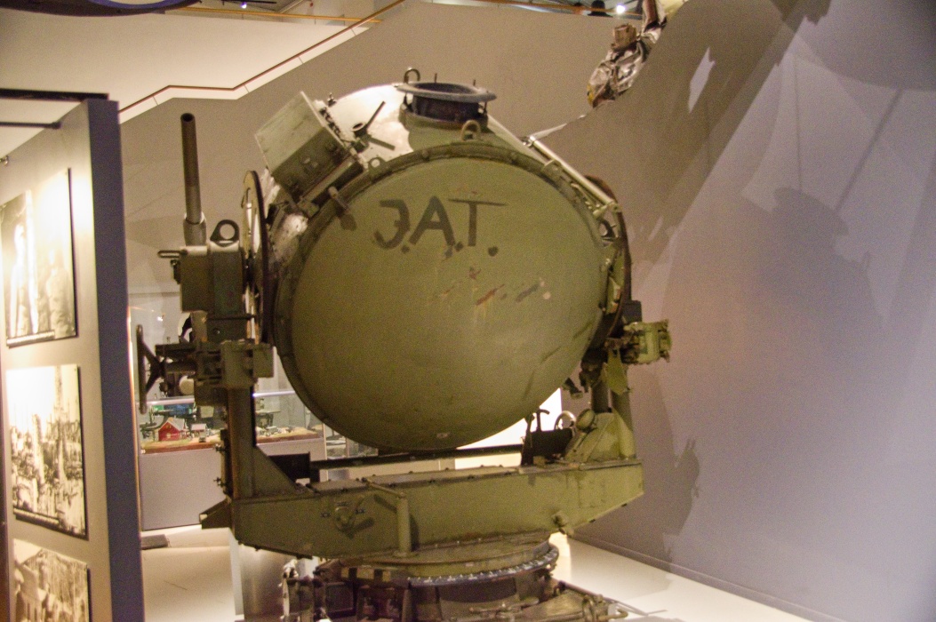 第二次世界大戦中には、夜間爆撃機に対する防空手段として広く使われたサーチライト