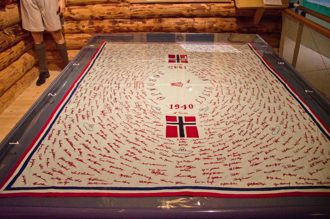 1940年にトロントの「リトル・ノルウェー」に到着したパイロットになるためのノルウェー人男性たちの署名