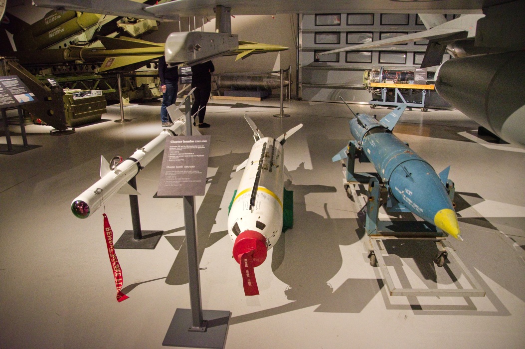 AIM-9 サイドワインダー(Sidewinder)、CBU-100 クラスター爆弾(Cluster Bomb Unit)、AIM-7 スパロー(Sparrow)