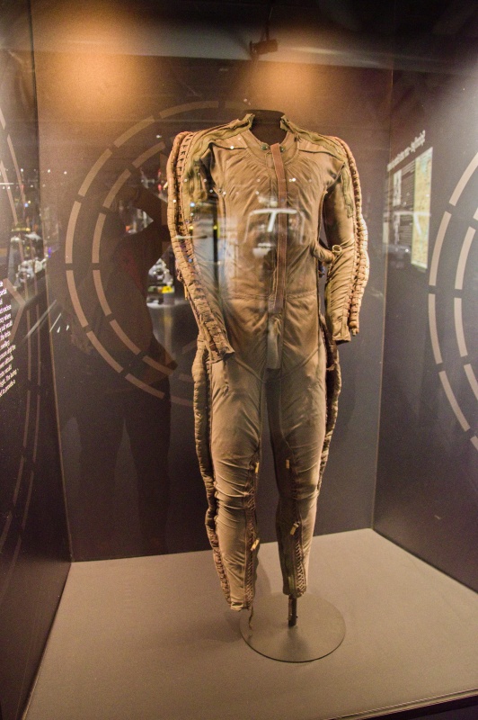 高高度飛行用の耐圧スーツ(Pressure Suit)