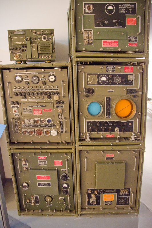 航空機用電子機器(アビオニクス)ラックで、特に偵察機や防空システムの地上支援装置に使用されていた