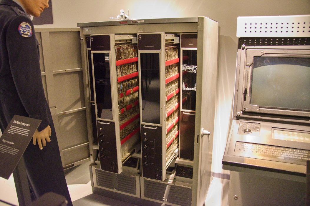 真空管やトランジスタを使用したPhilips(フィリップス)製の初期の軍用コンピュータシステム