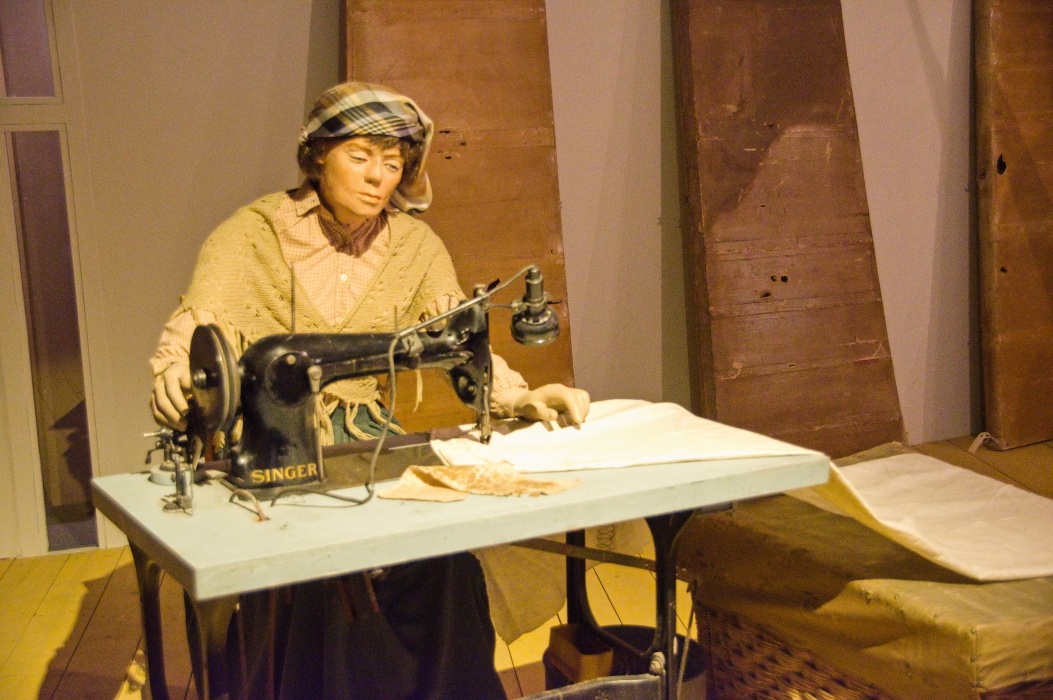 全て手で縫っていた