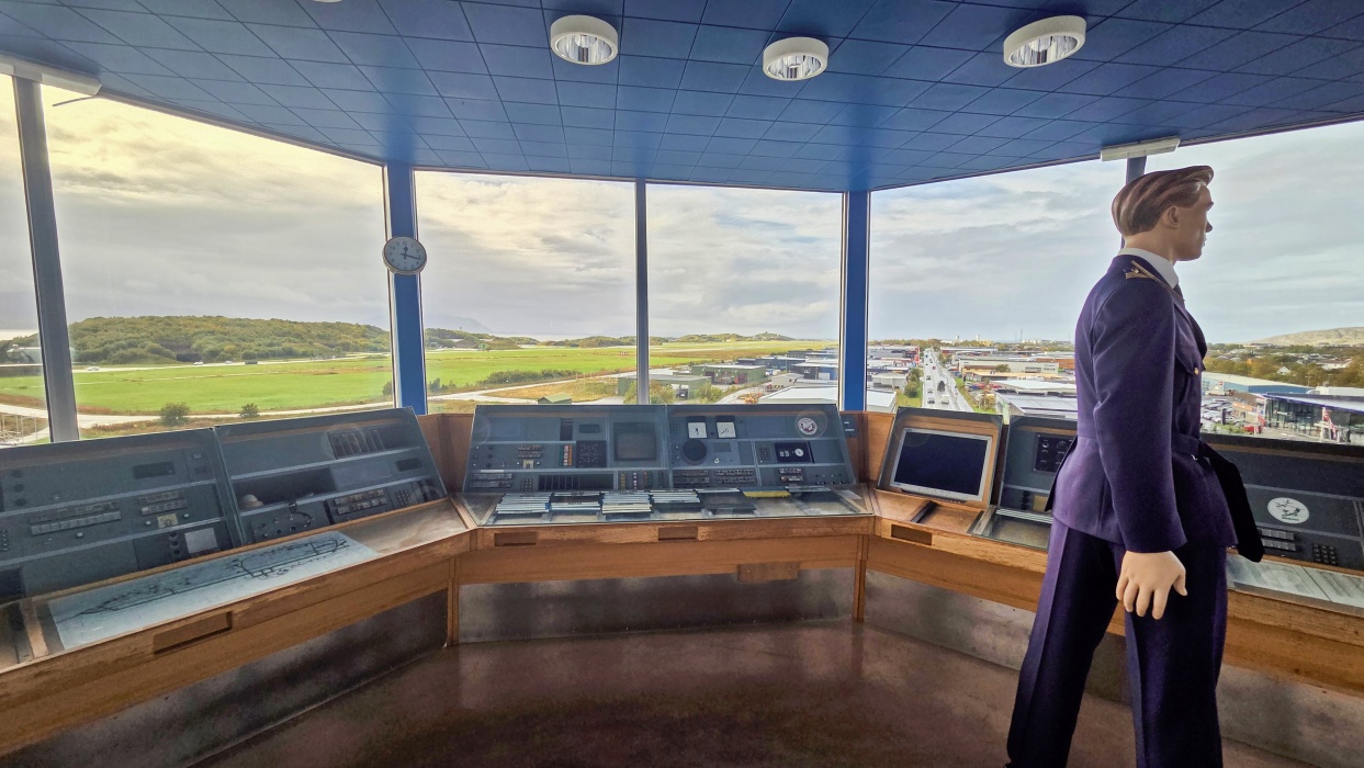 航空管制塔(Air Traffic Control Tower) の内部