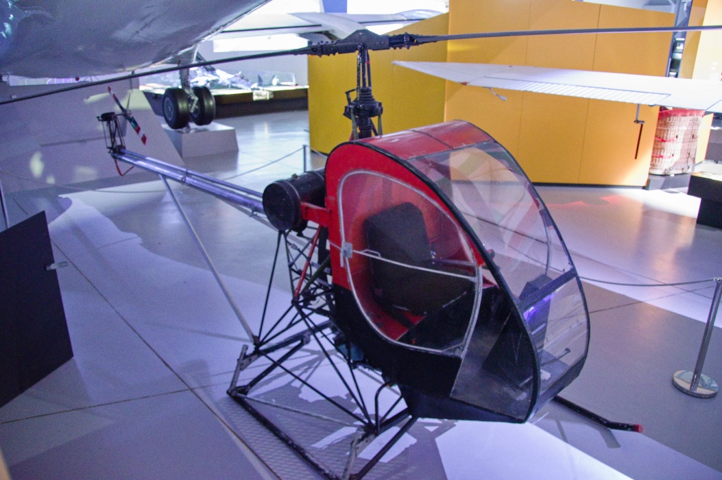 米国製Scorpion II または同型の実験用超軽量ヘリコプター(homebuilt helicopter)